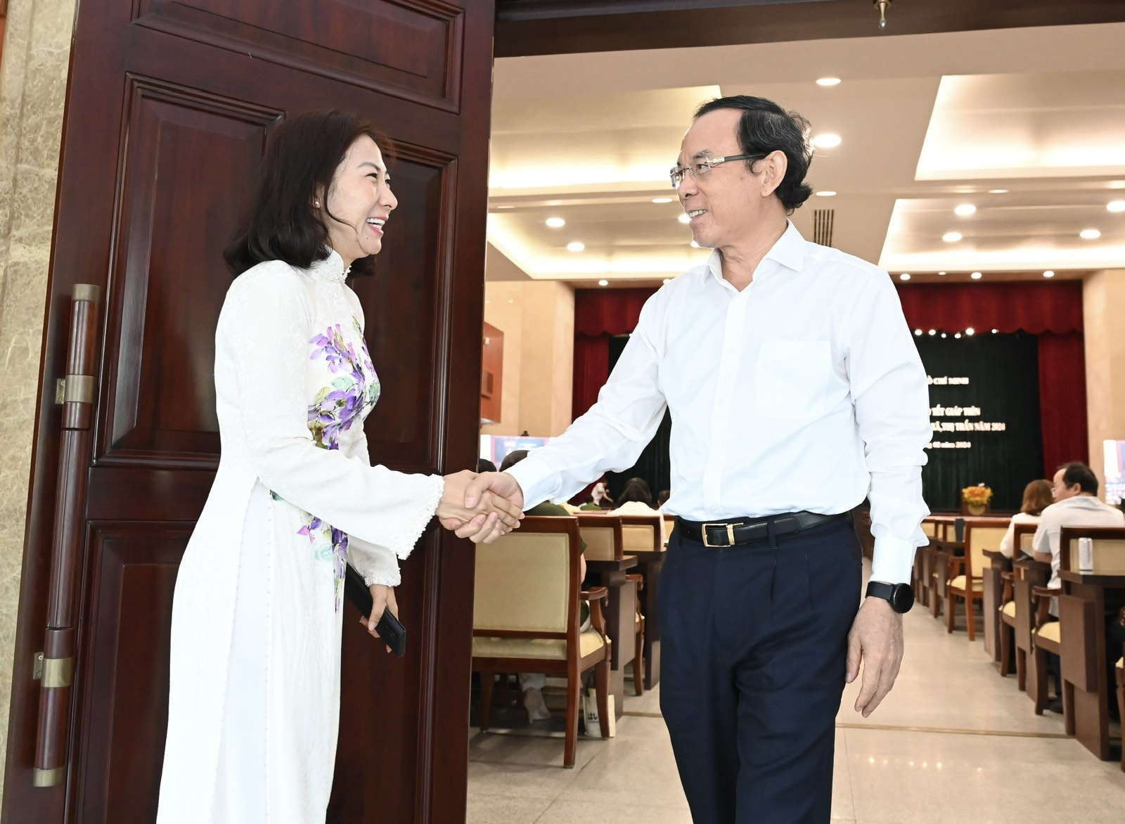 Bí thư Thành ủy TP. Hồ Chí Minh trao đổi với đại biểu tại hội nghị (Ảnh: Việt Dũng).